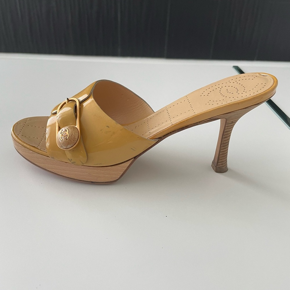 CHANEL DIRTY YELLOW PATENT LEATHER HEEL SLIDES US 9 - Picture 4 of 16